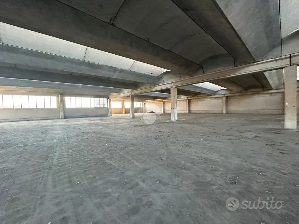Warehouse with Ramp in Cellatica Industrial Zone