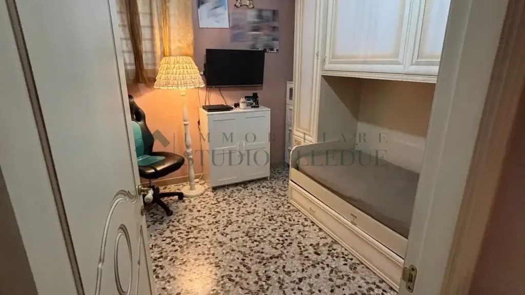 Bureau - Two-Bedroom Apartment with Balcony in Bari