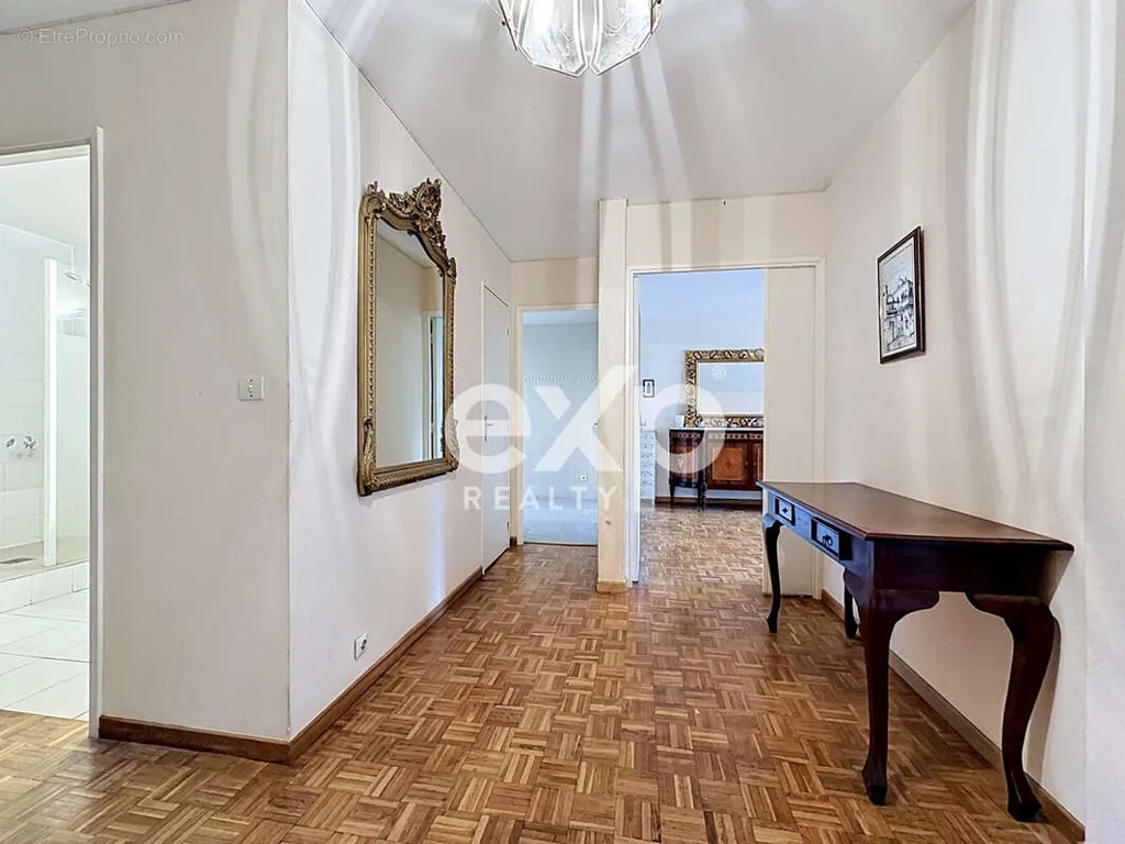 Esik - Apartment with Balcony near Saint-Denis Centre