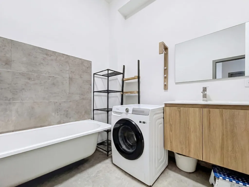 Salles de bain - Immeuble de Rapport Rénové avec 5 Unités à Louer