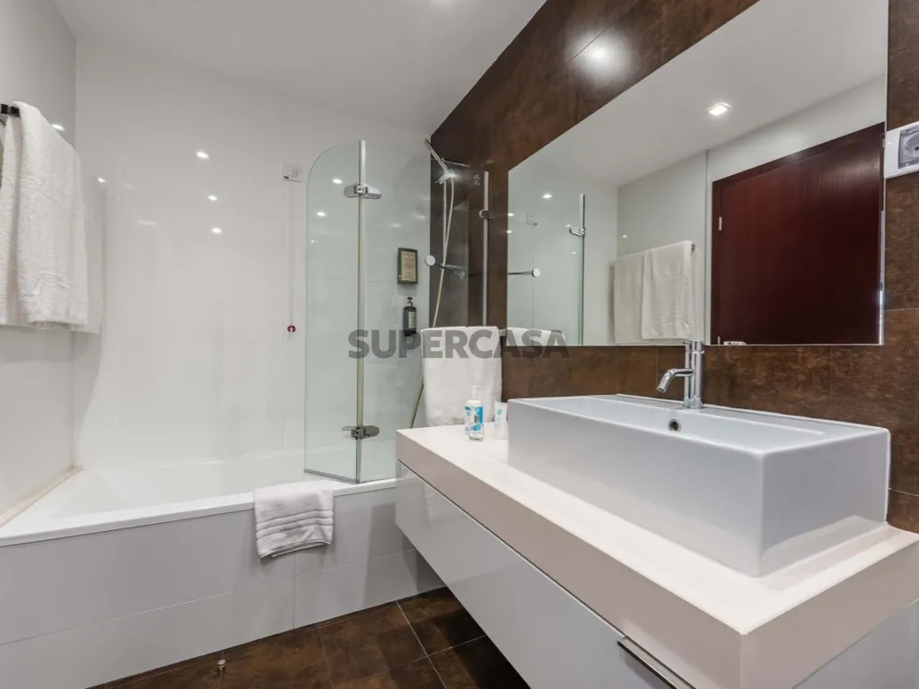 Salles de bain - Two-Bedroom Apartment with Pool in Lagos