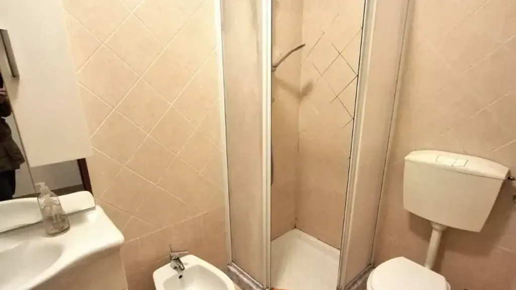 Salles de bain - Two-Bedroom Apartment with Soppalco in Lastra a Signa