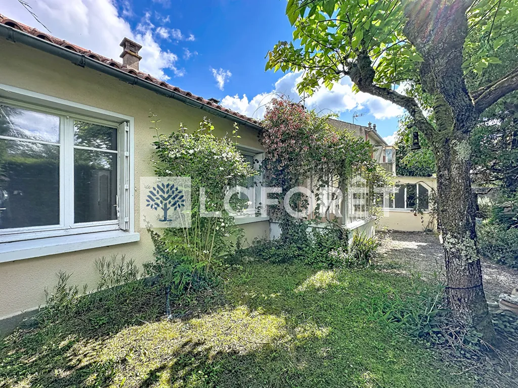 Aed - Four-Bedroom House with Garden in Thouars