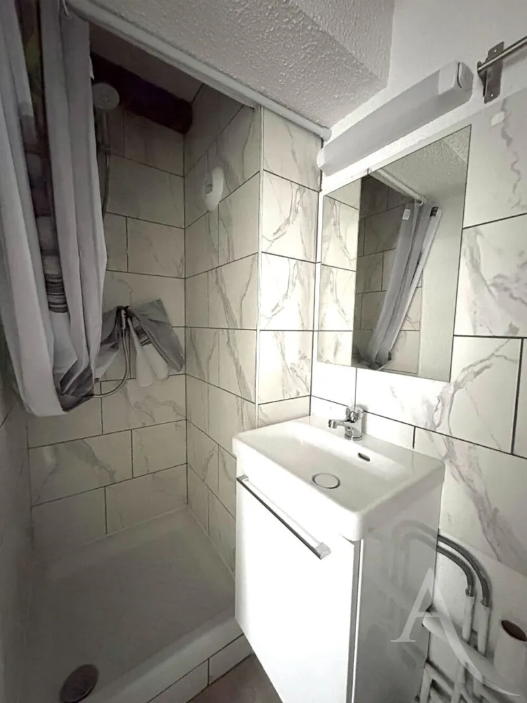 Salles de bain - Studio Rénové avec Mezzanine à Metz