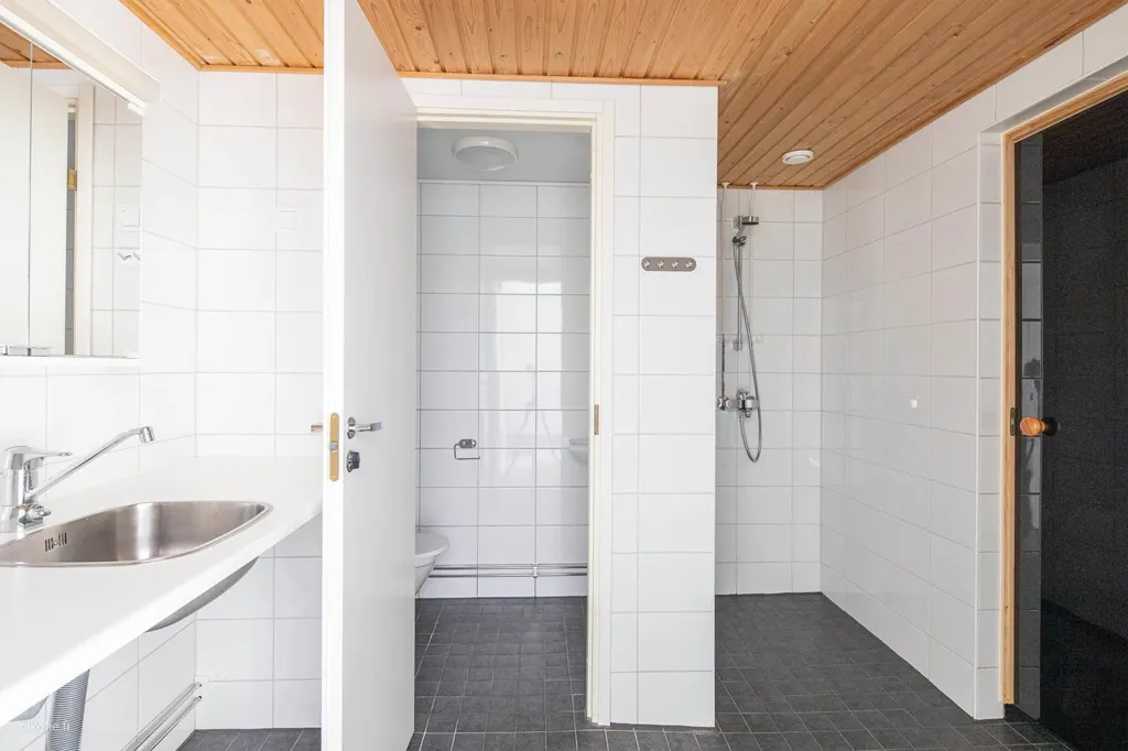Bathrooms - Five-Bedroom Apartment with Sauna in Vuosaari