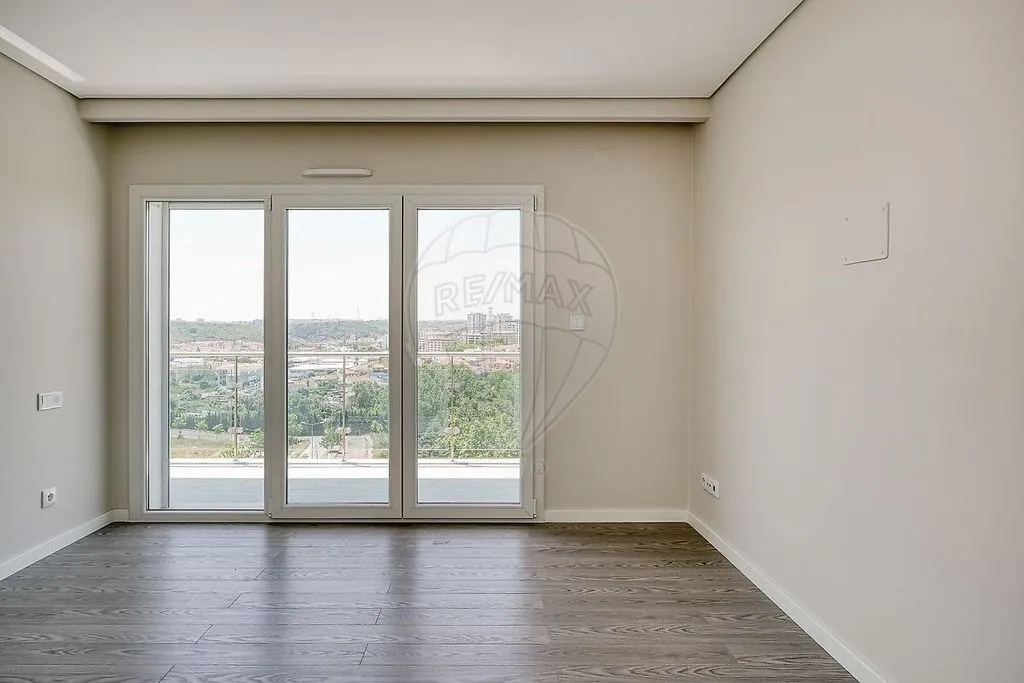 Pièces - Luxury Apartment with Panoramic Balcony in Odivelas