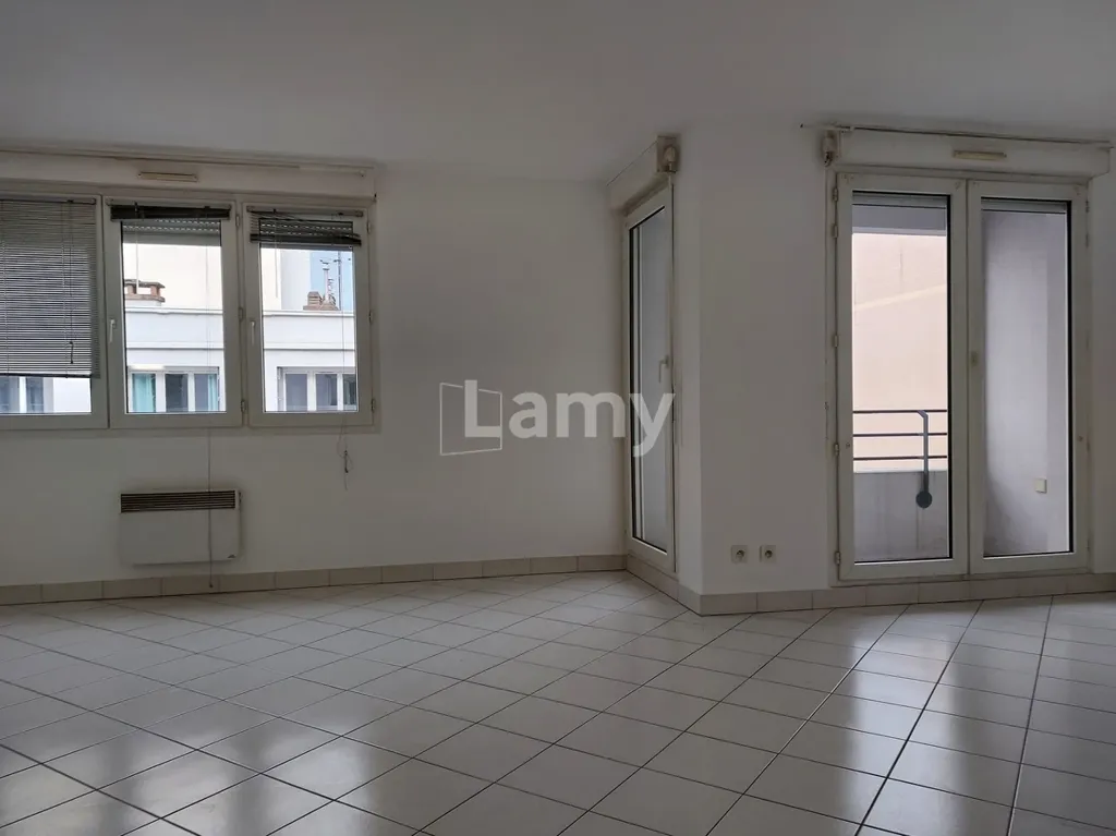Pièces - Appartement Rénové avec Balcon à la Part Dieu
