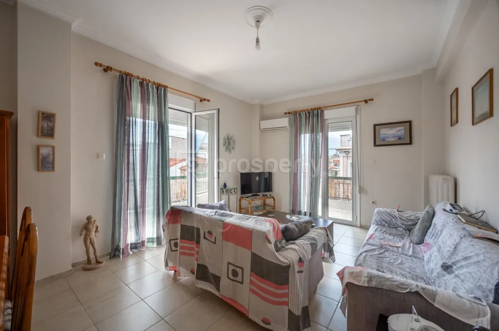 Elutuba - South-Facing Apartment with Balconies in Patra