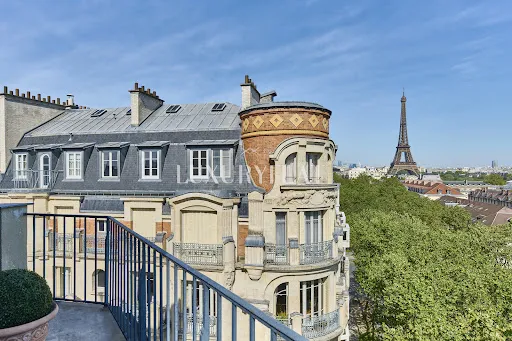 Balcon - Appartement Rénové avec Terrasse à Paris 7ᵉ