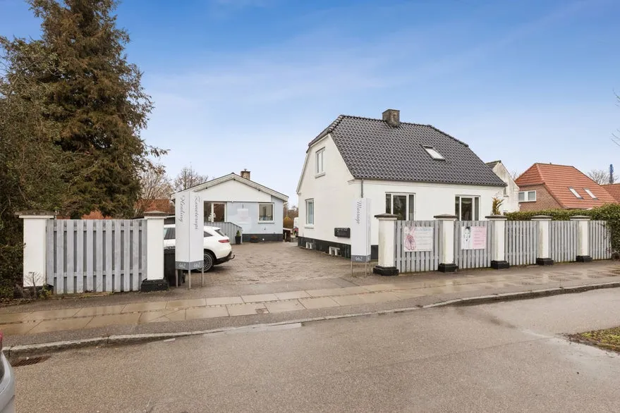 Esterno - Mixed-Use Property with Central Location in Hedehusene
