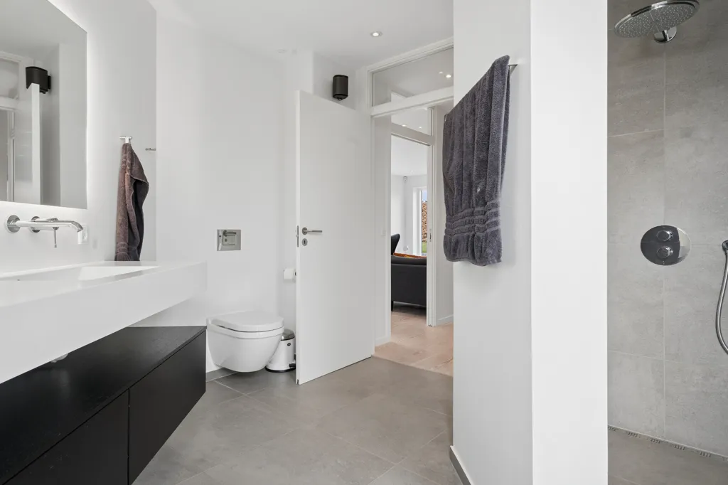 Bathrooms - Architectural Villa in Hastrup