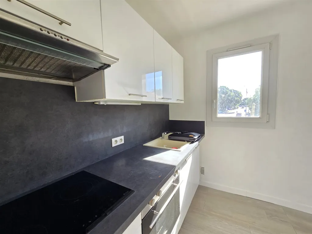 Cuisine - Studio Rénové avec Vue Mer à Saint-Raphaël