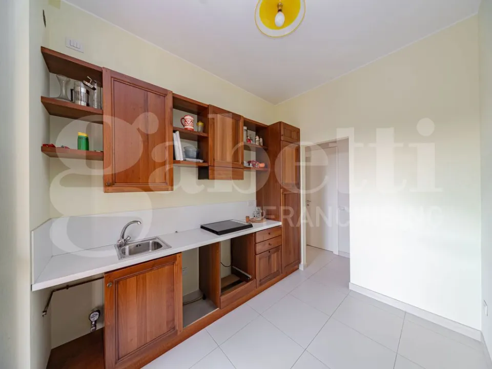 Cuisine - Modernised Apartment with Balcony in Monza