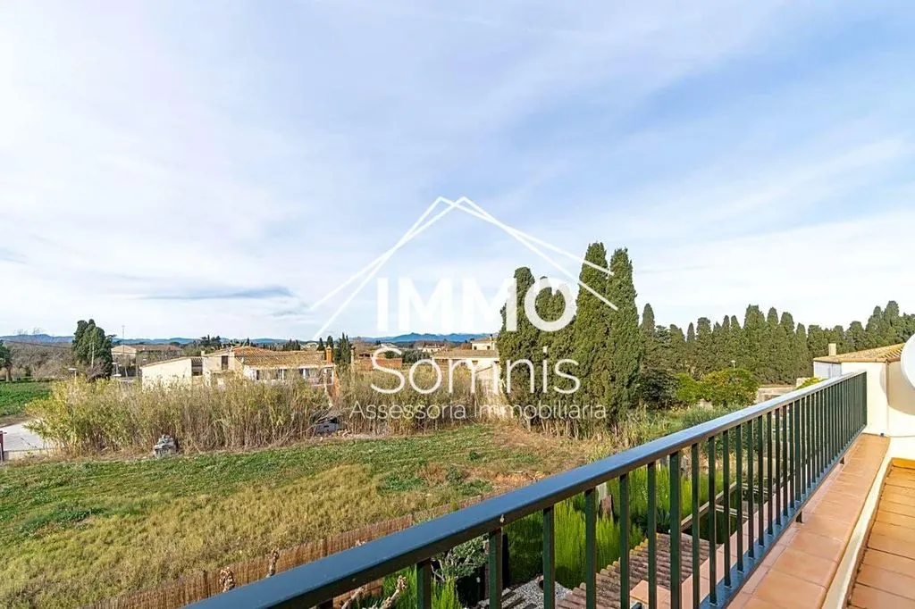 Balcone - Townhouse with Pool in Torroella de Fluvià