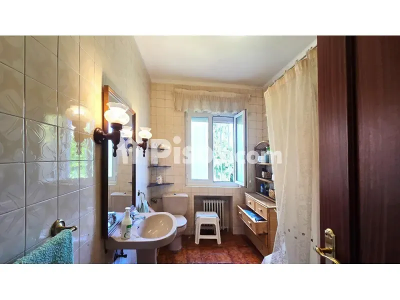 Bathrooms - Señorial House with Private Garden in Torrelavega