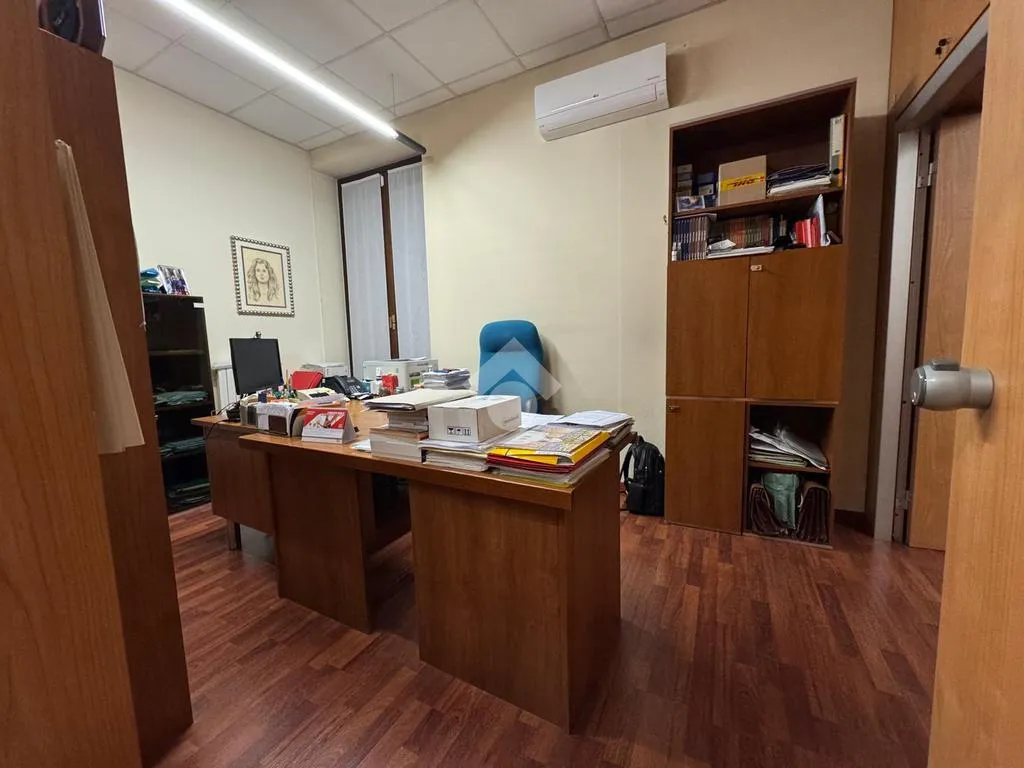 Office - Renoavted Multilocale with Private Garden in Monza