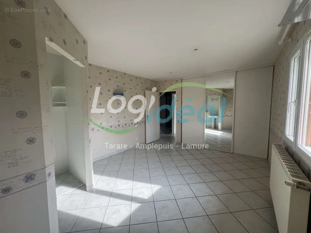 Pièces - Villa avec Piscine Intérieure à Amplepuis