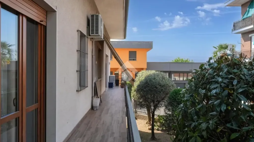 Balcon - Rustic Villa with Balcony in Verano Brianza