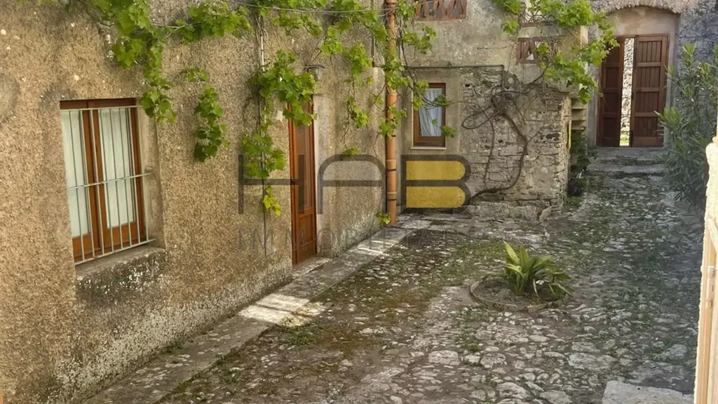 Garden - Twin-Storey Apartment with Courtyard View in Erice
