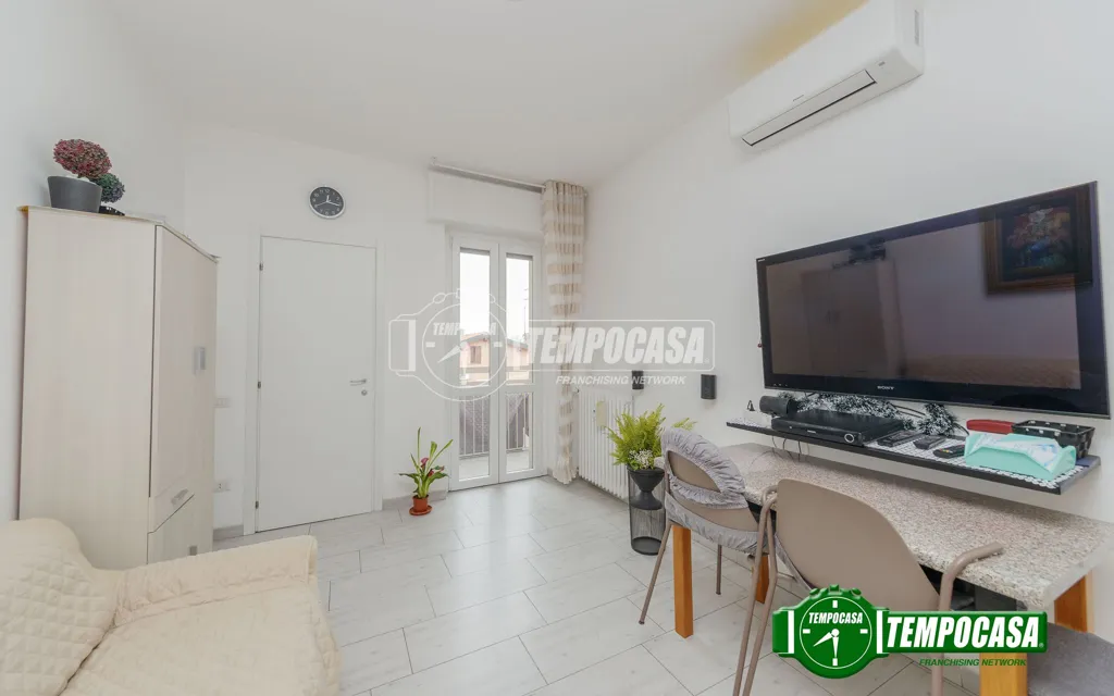 Séjour - Rear-Facing Trilocale with Balcony in Milan