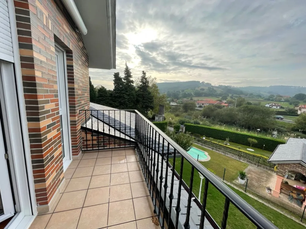 Balcony - Chalet with Large Garden in Barcena de Cicero