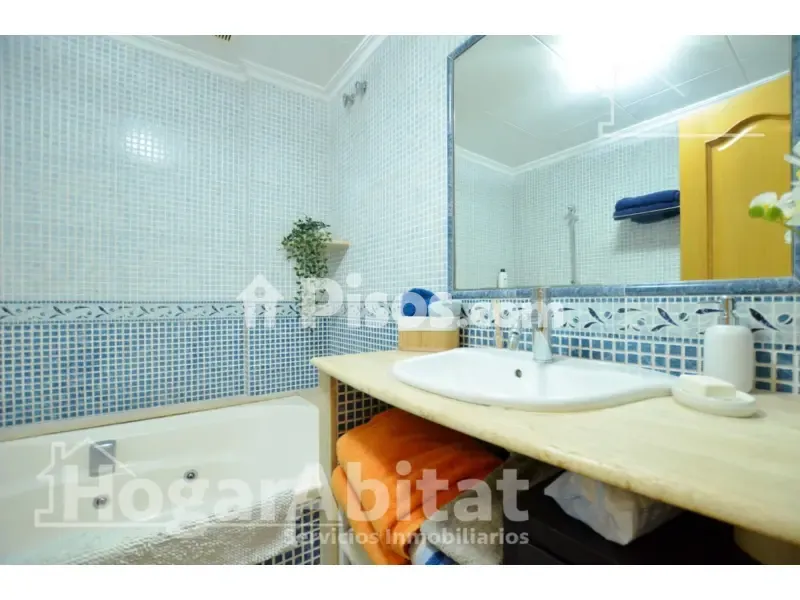 Bathrooms - Spacious House with Terrace near Cullera Beach