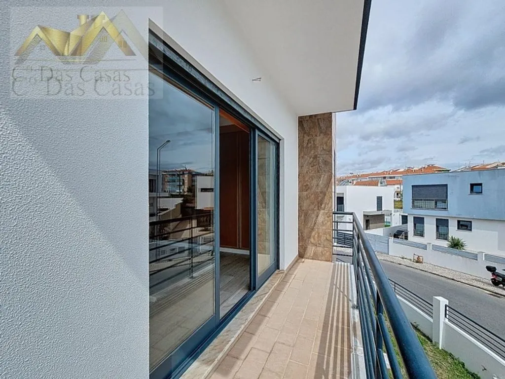Balcony - Modern House in Final Renovation in Almada