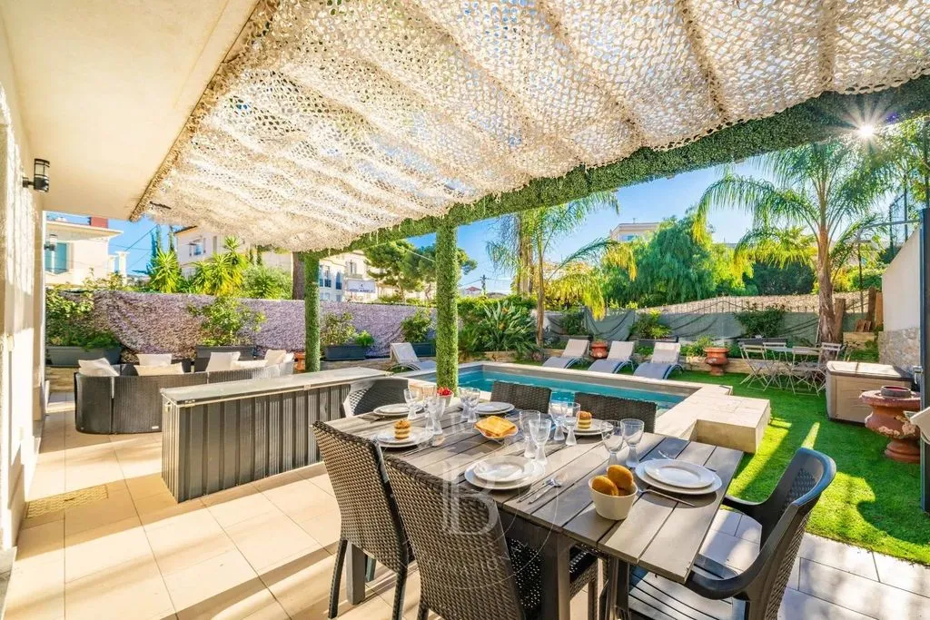Terrasse - Villa Luxueuse avec Piscine à Cannes