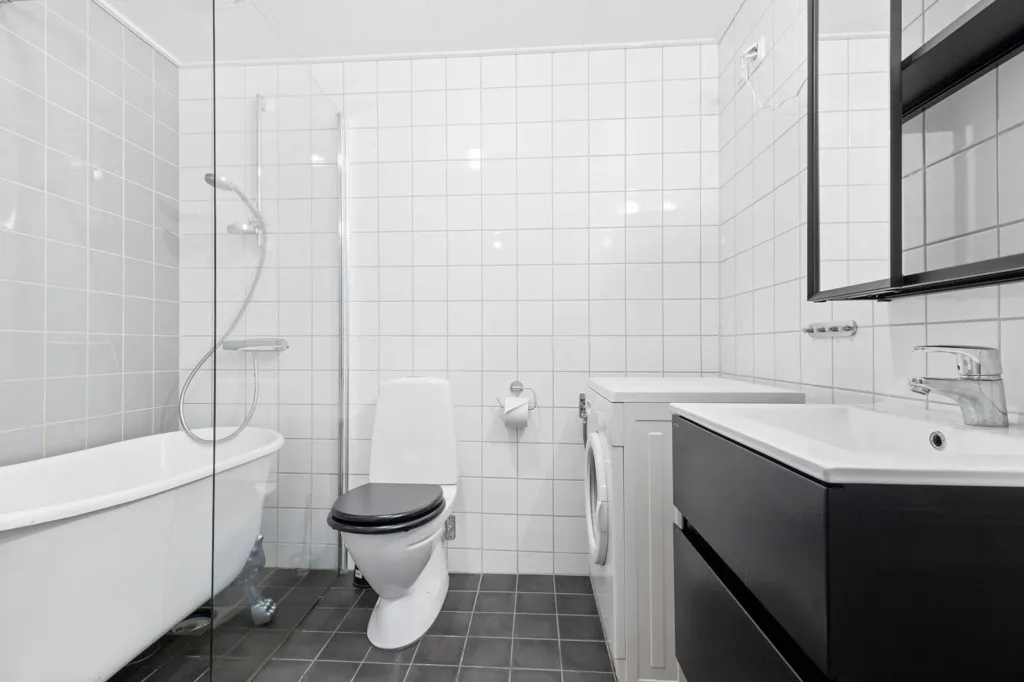 Bathrooms - Apartment with Balcony in Hagsätra