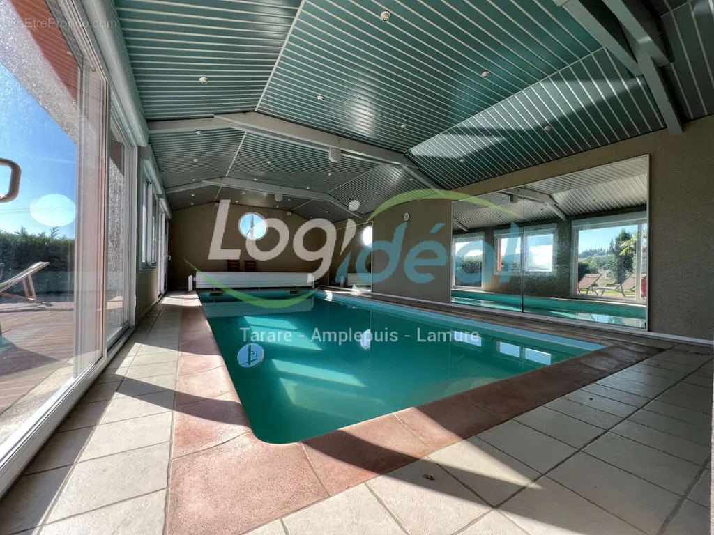 Piscine - Villa avec Piscine Intérieure à Amplepuis