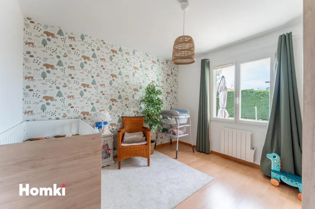 Bedrooms - Family House with Pool in Montussan