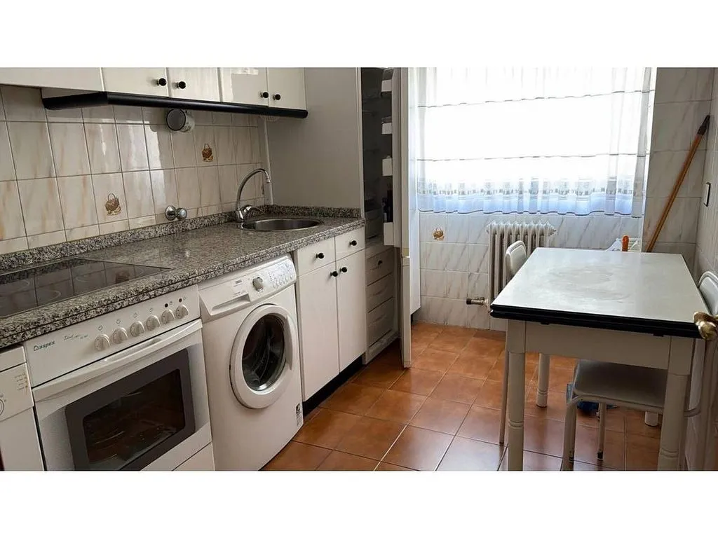 Cuisine - 2-Bedroom Apartment with Balcony in Logroño