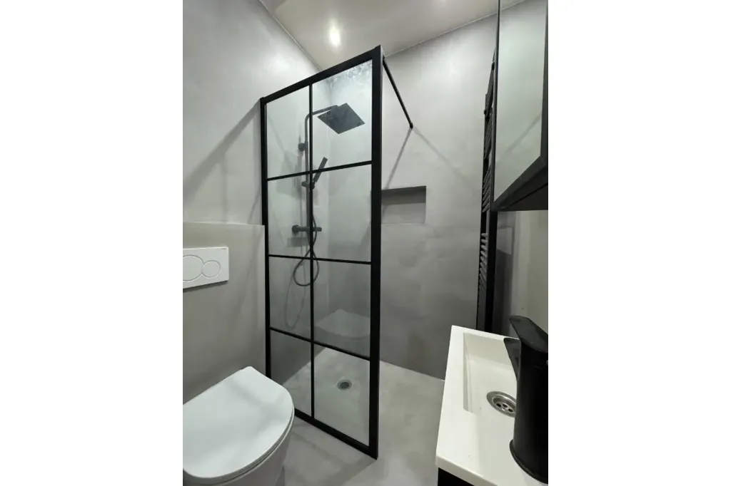 Bagni - Fully Renovated 1-Bedroom Flat in Forest
