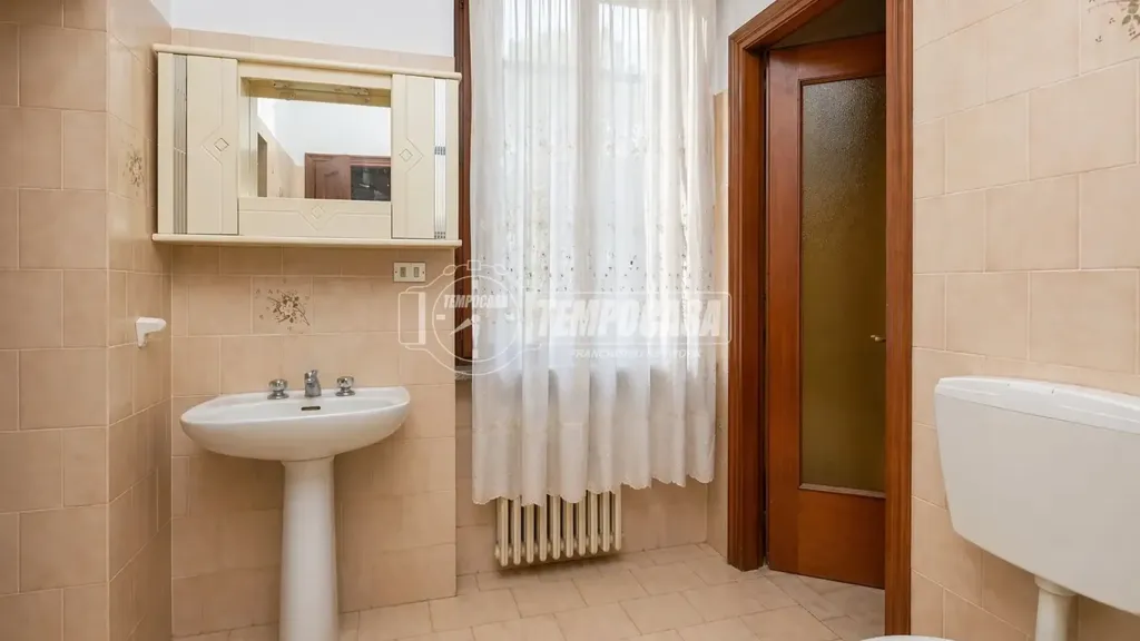 Bathrooms - Rustic Country House with Garden in Narzole