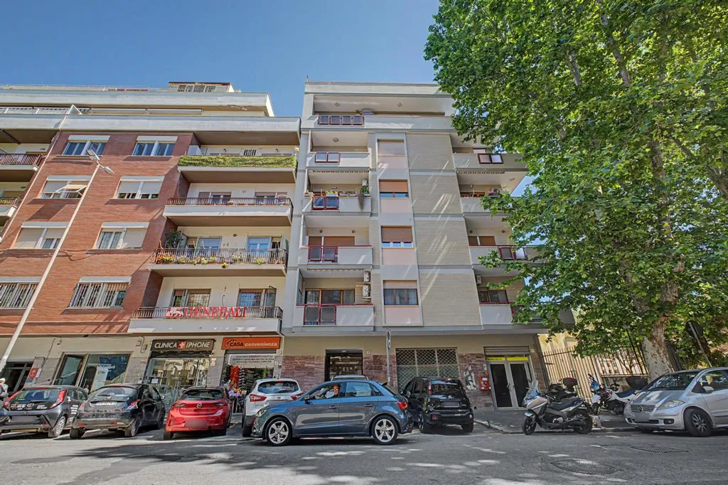 Välivaade - Triplex with Balcony in Ostia, Rome