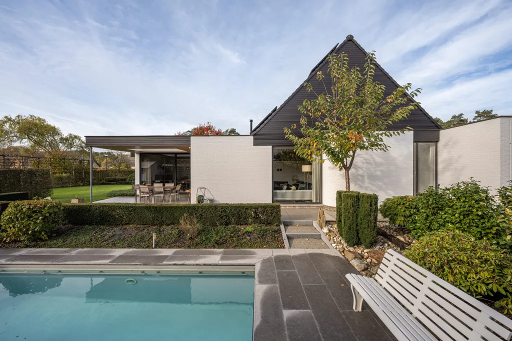 Bassein - Villa with Pool in Quiet Green Area