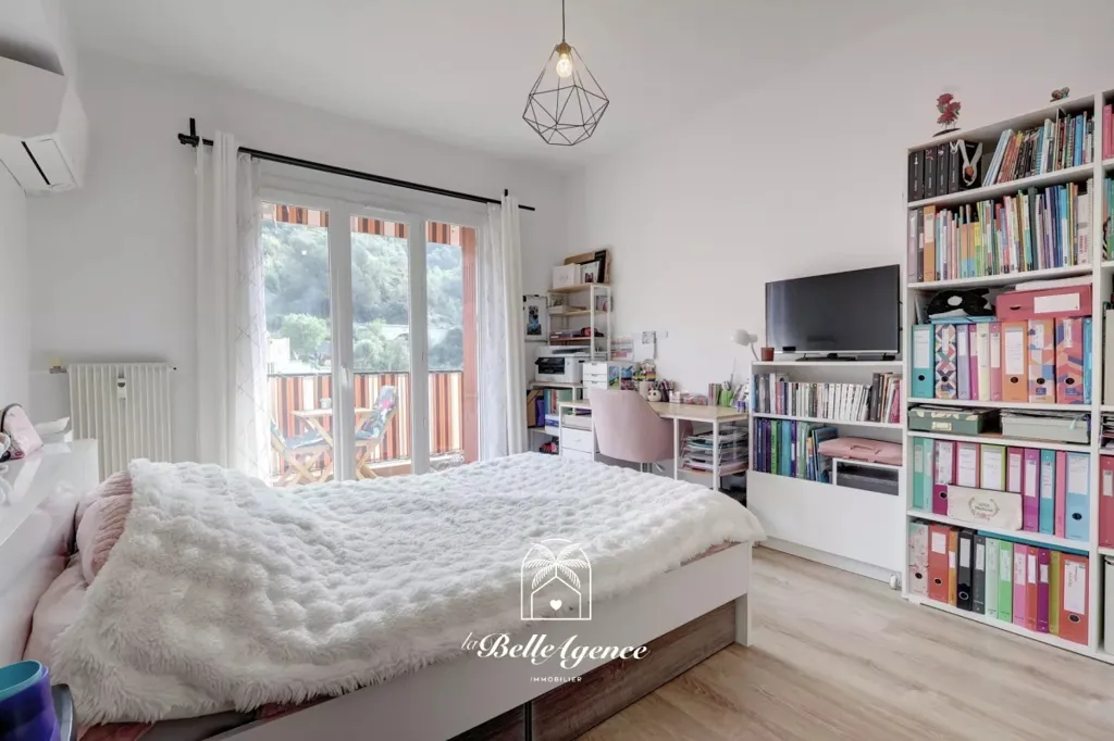 Bedrooms - 2-Bedroom Apartment with Balcony in Nice