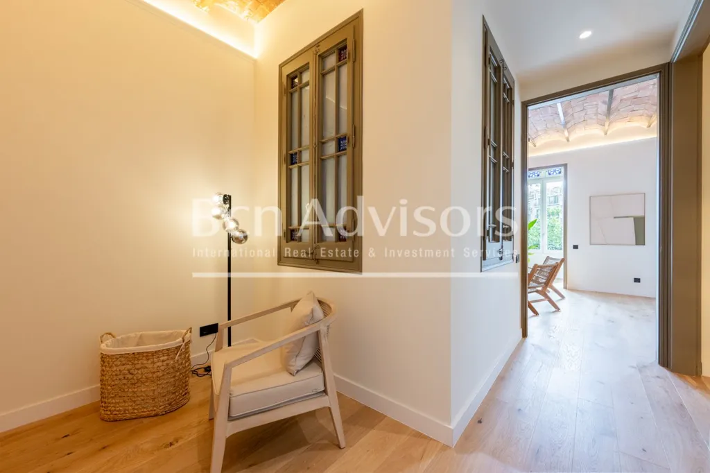 Esik - Refurbished Apartment with Original Features in Eixample