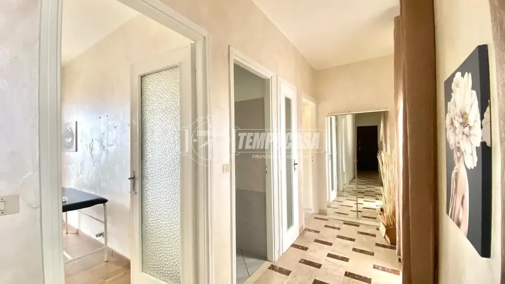 Esik - Apartment with Terrace in Piazza Castello, Ciriè