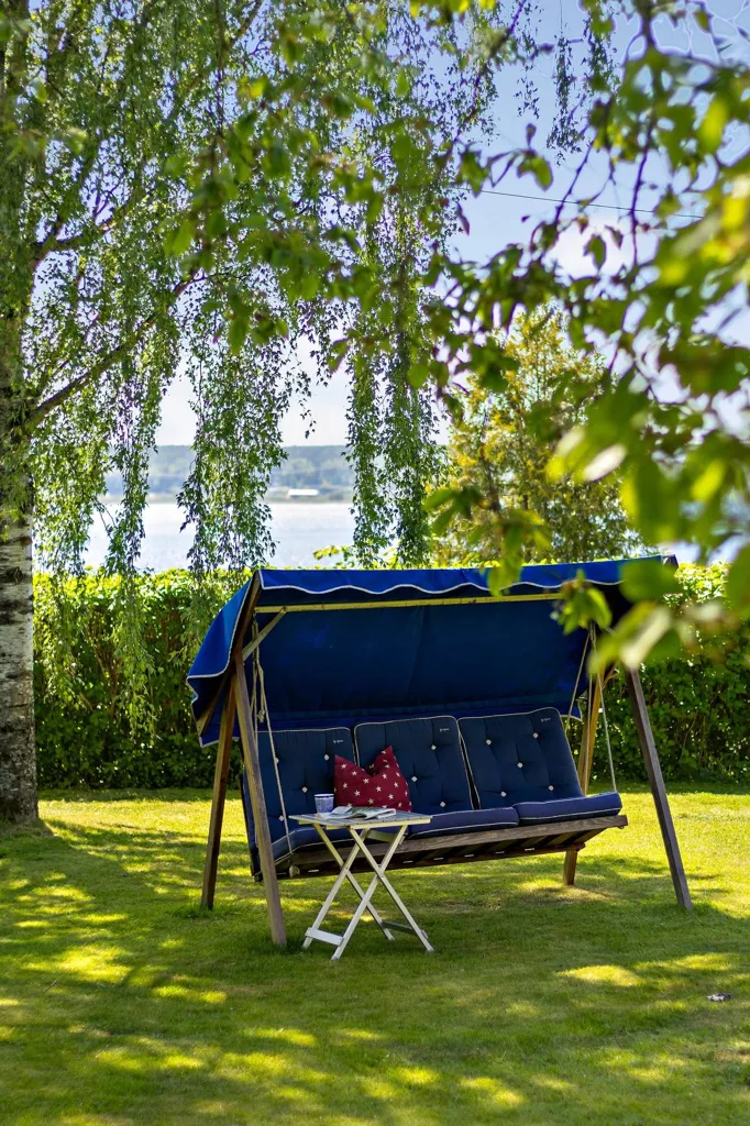 Garden - Villa with Lake View in Stenhamra