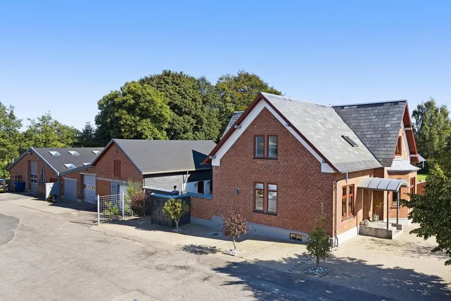 Õhuvaade - Business with Well-Maintained House in Ejby