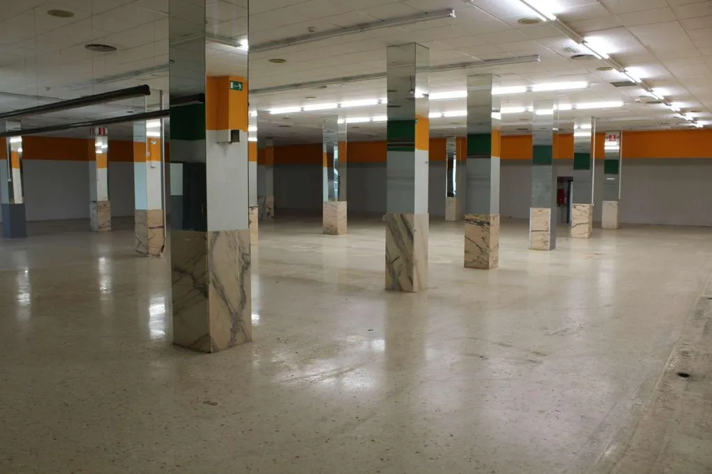 Toad - Commercial Space with Parking in Benicasim
