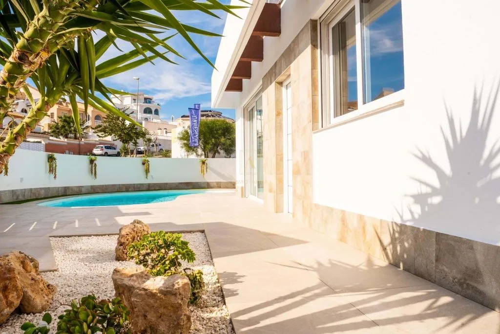 Bassein - Luxury Villa with Golf Course Views in Alicante