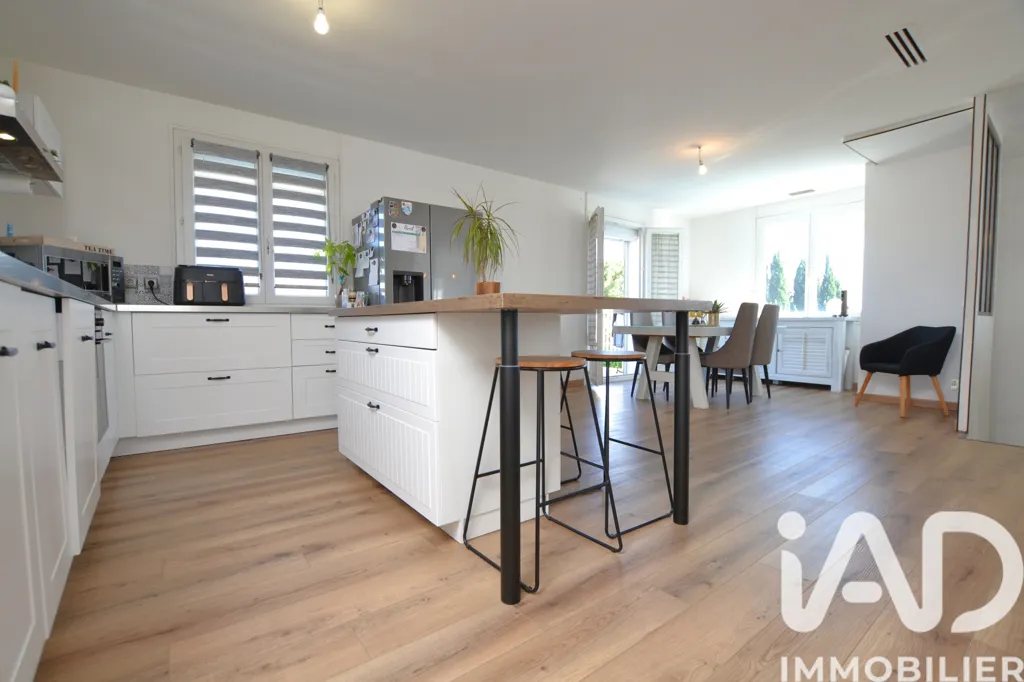 Kitchen - Villa with Pool and Garden in Quarante