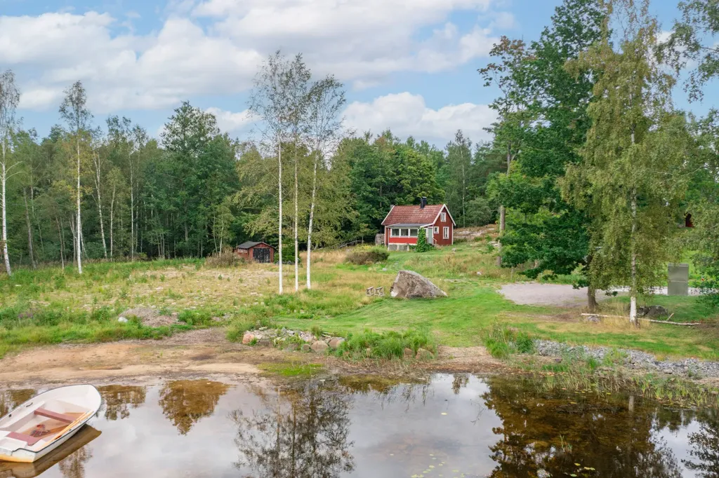 Aed - Lakefront Plot with Private Beach in Örebro