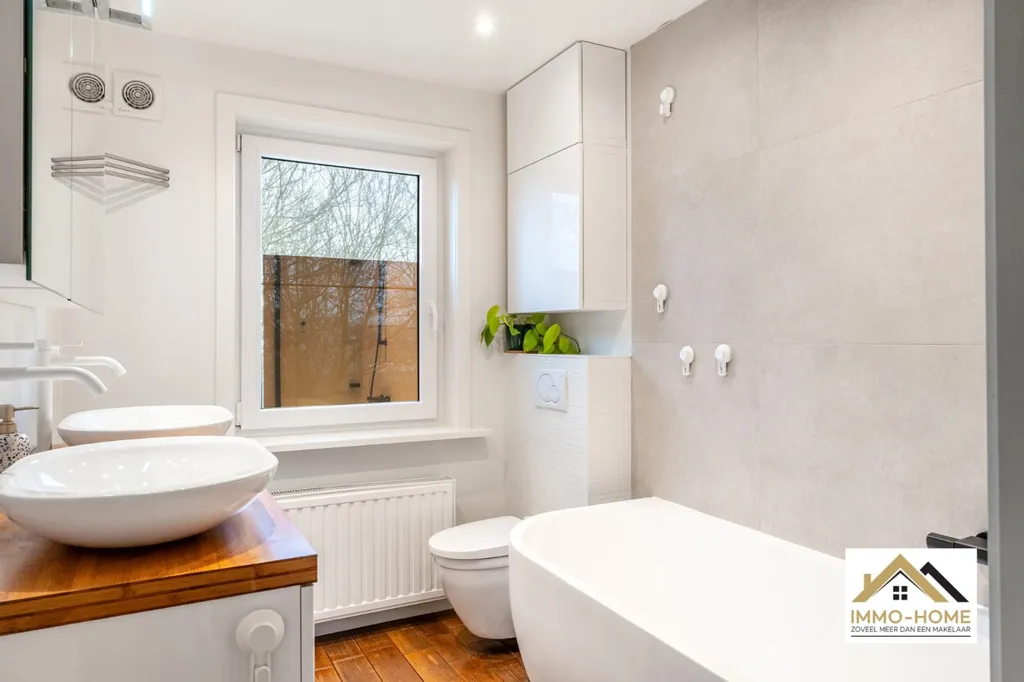 Salles de bain - Appartement de 3 Chambres avec Terrasse à Sint-Amandsberg
