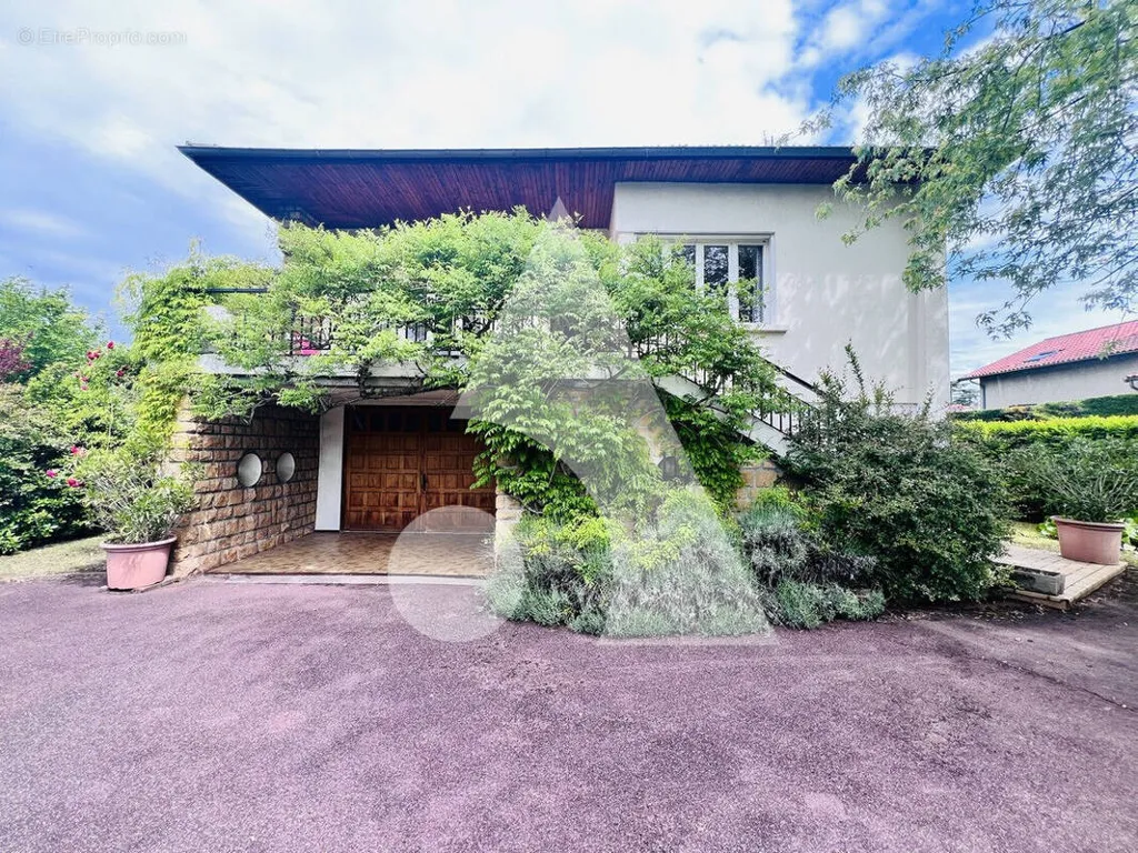 5-toaline maja asukohas Fontaines-Sur-Saone