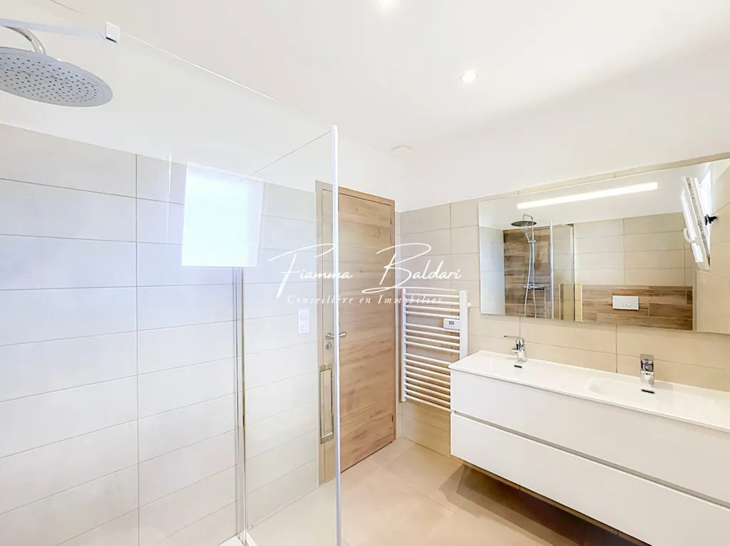 Salles de bain - Villa contemporaine avec piscine à l'ouest