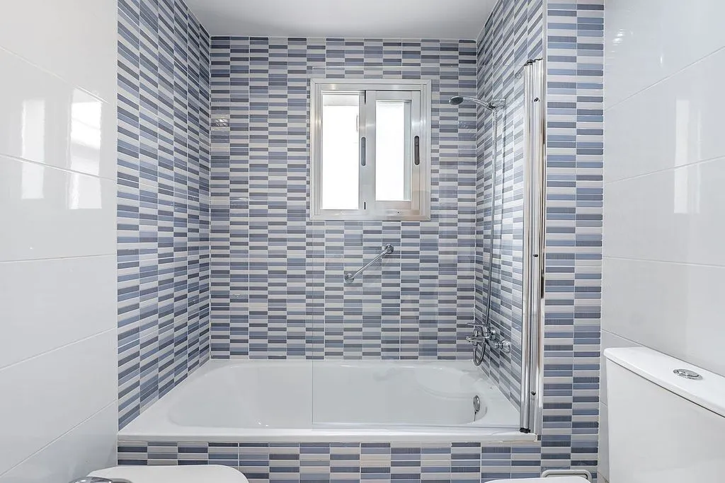 Salles de bain - 3-Bedroom Flat with Terrace in Aluche