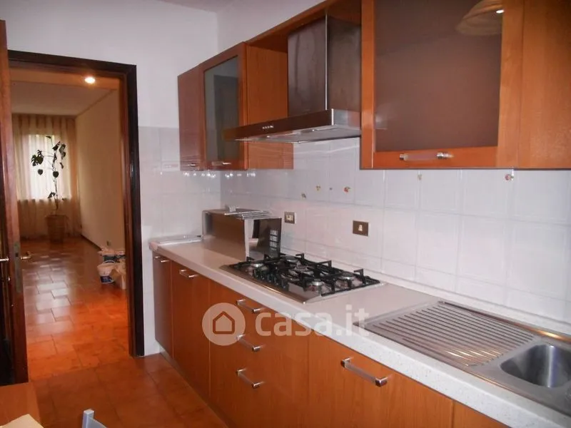 Cuisine - 4-Bedroom Apartment with Balcony in Novara